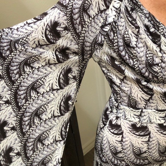 Amazing LIEFSDOTTIR bell sleeved maxi dress - Picture 2 of 5